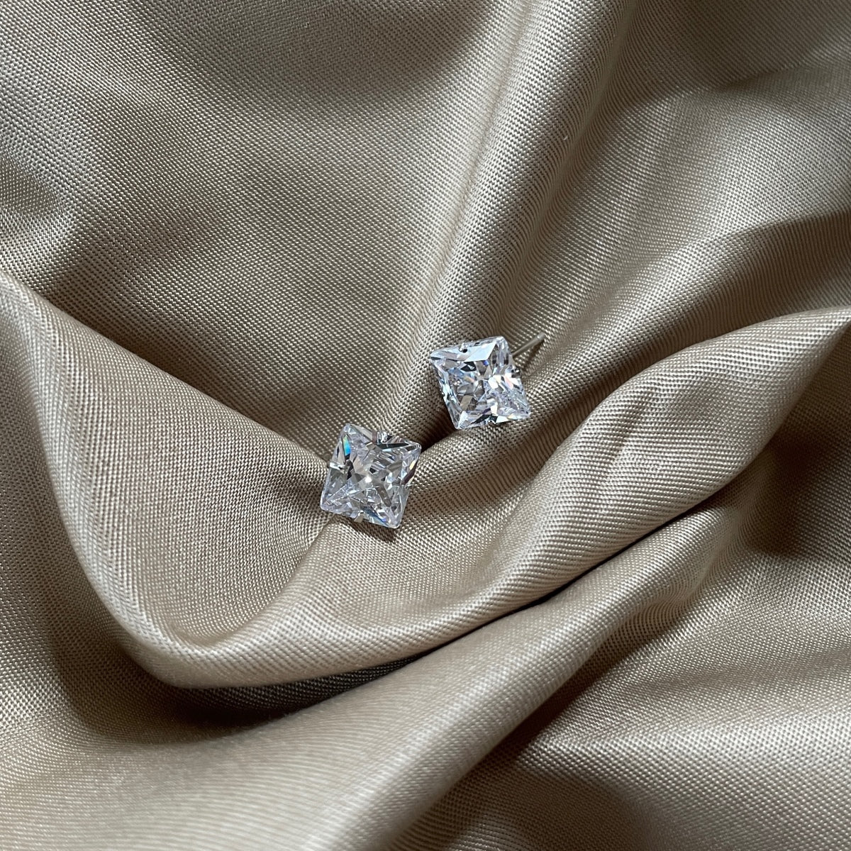 [Am jewelry]Stylish Shiny Square Center Stone Stud Earrings