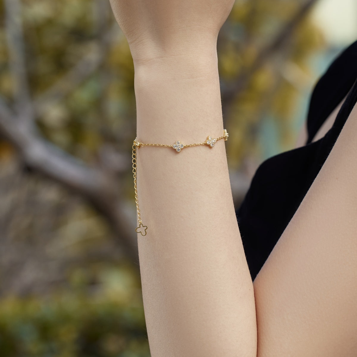 [Am jewelry]Four-Leaf Clover Hollow Butterfly Bracelet