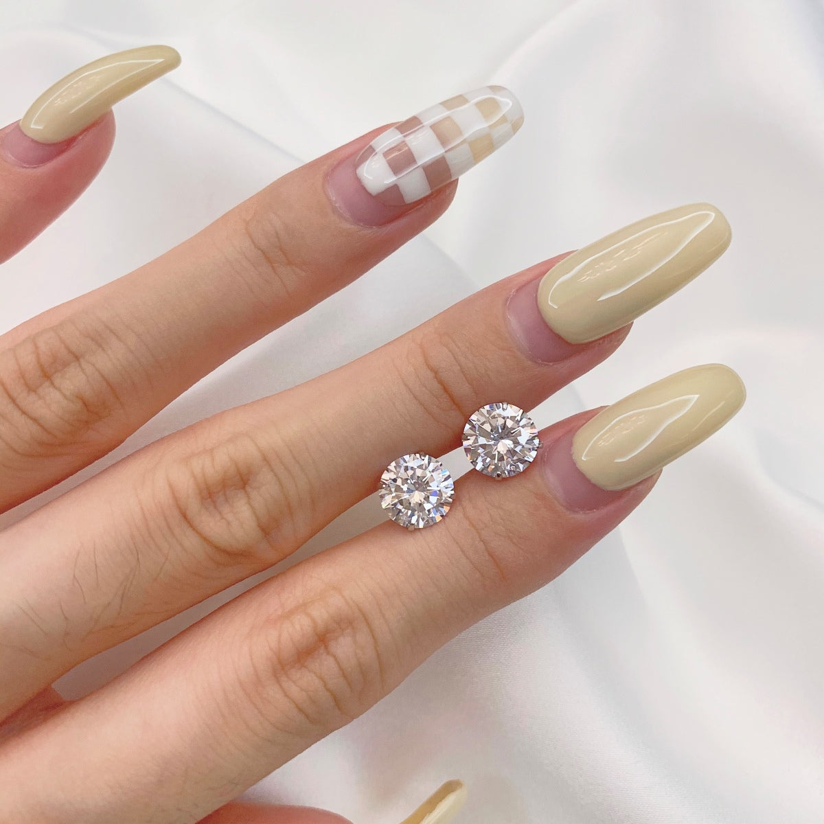 [Am jewelry]Stylish Shiny Round Center Stone Stud Earrings