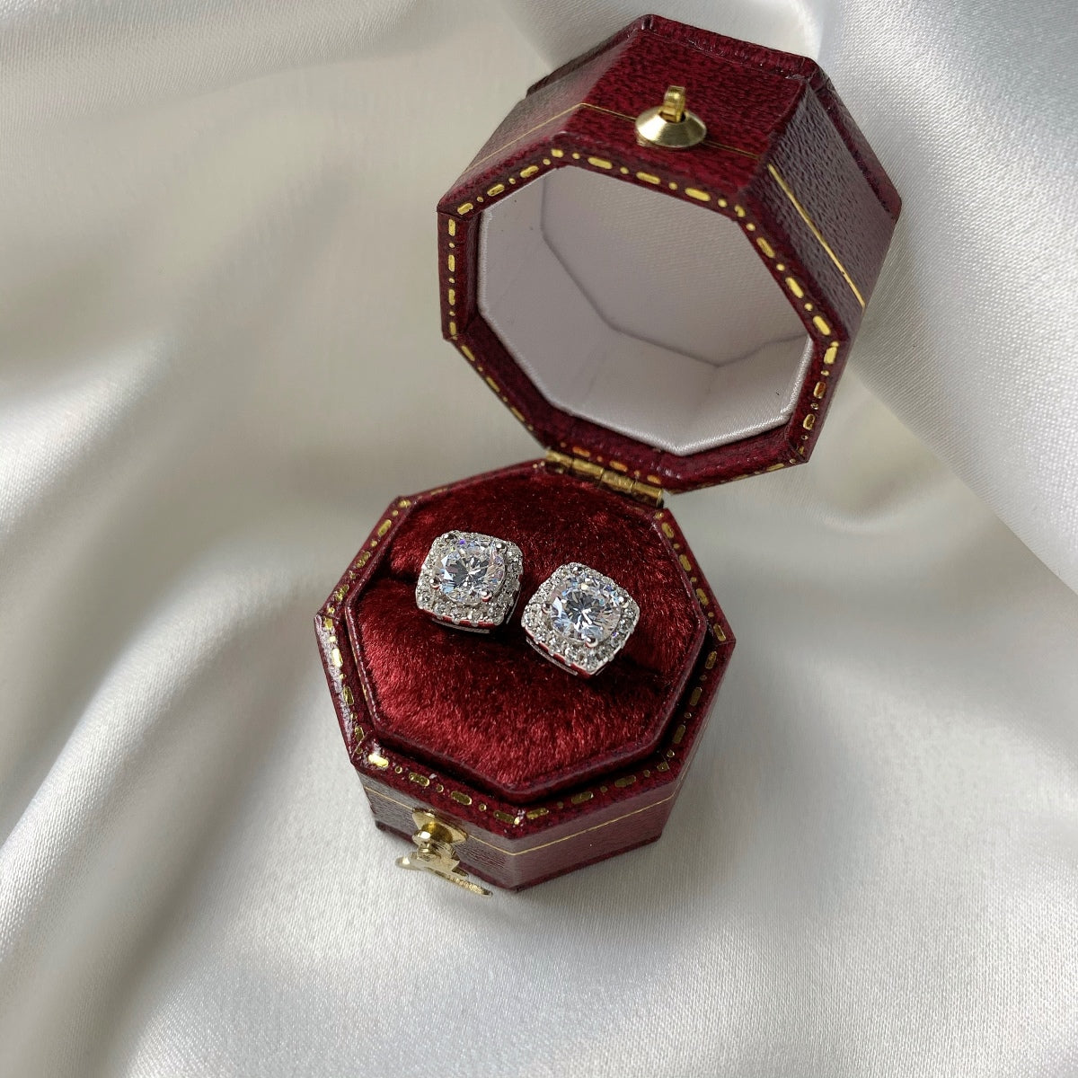[Am jewelry]Classic Round Center Stone Stud Earrings