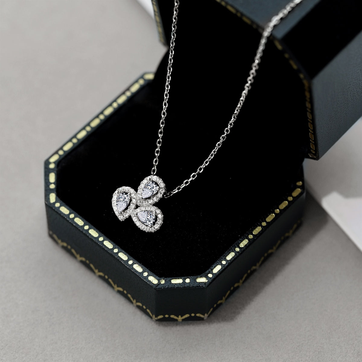 [Am jewelry]Elegant Flower Shape Pear Cut Necklace