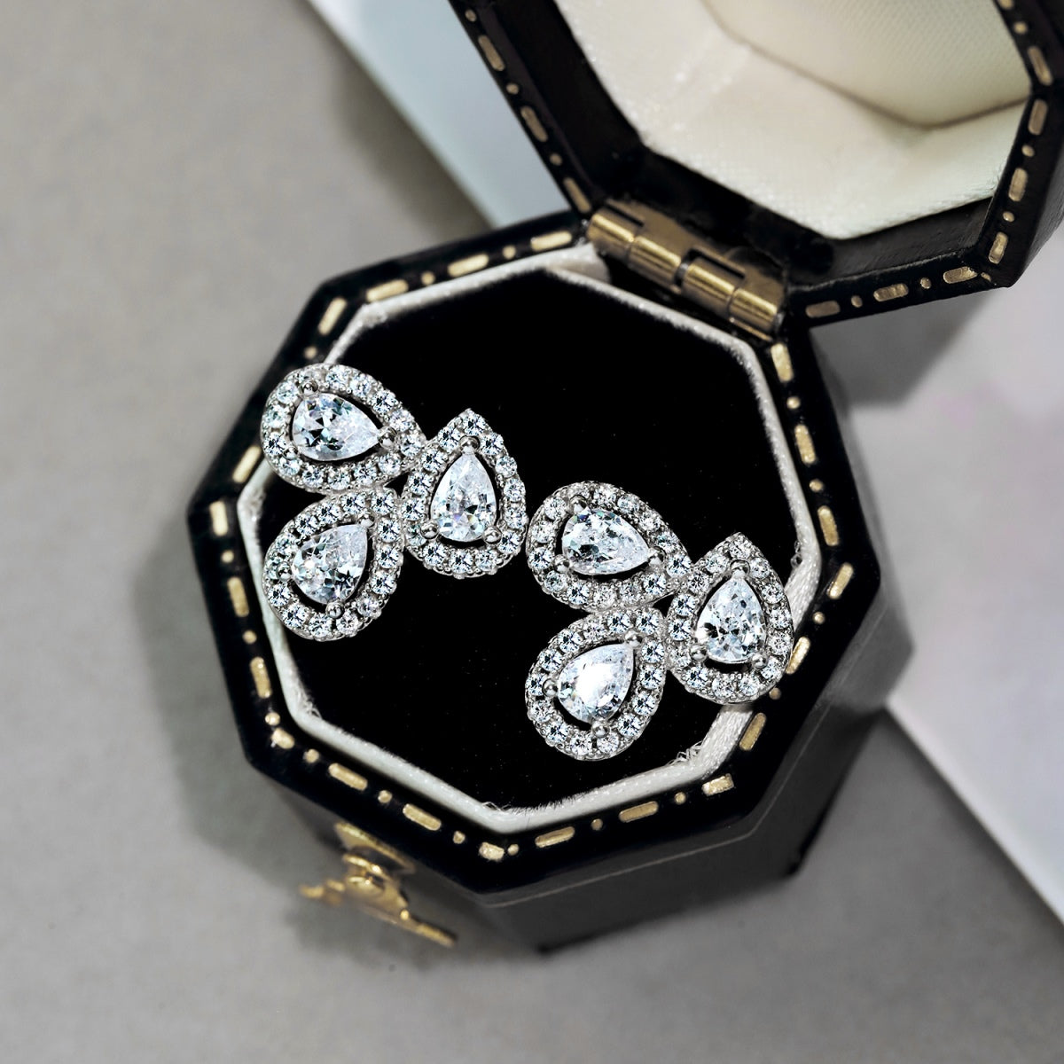 [Am jewelry]Ornate Flower Shape Pear Cut Lover Earrings