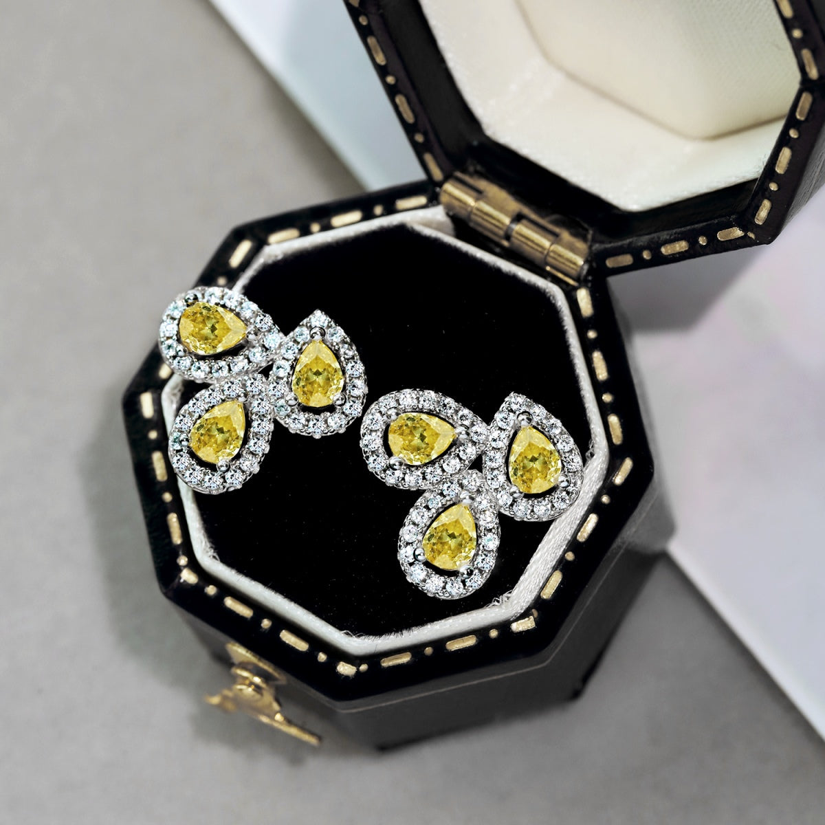 [Am jewelry]Ornate Flower Shape Pear Cut Lover Earrings