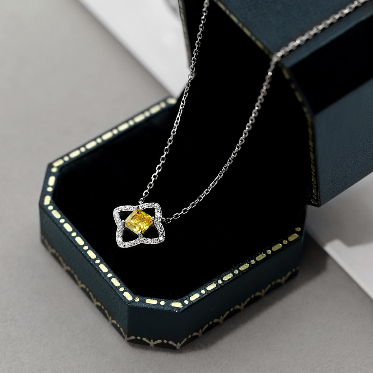 [Am jewelry]Exquisite Flower Shape Princess Cut Necklace