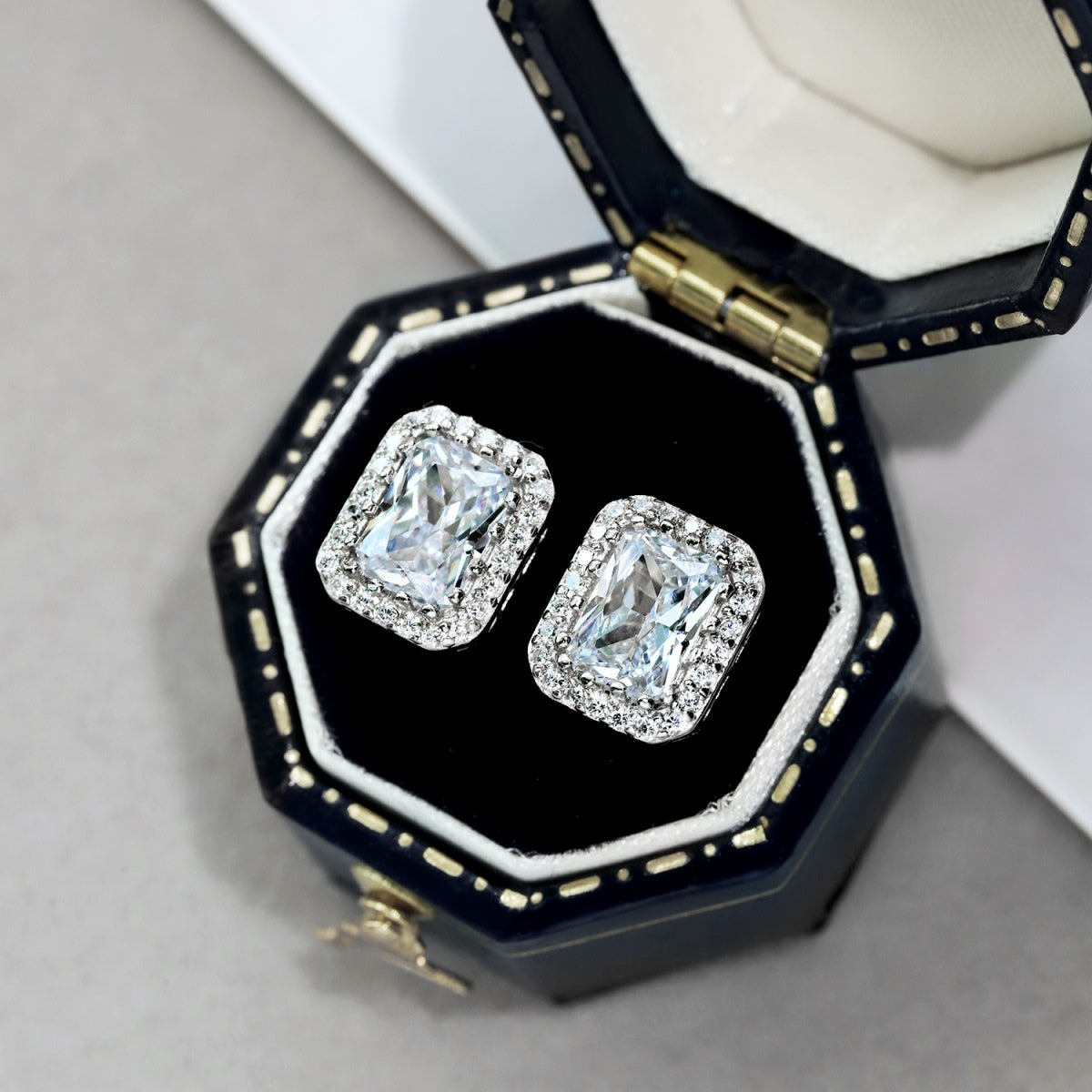 [Am jewelry]1.0 Carat Luxurious Dainty Emerald Cut Daily Earrings
