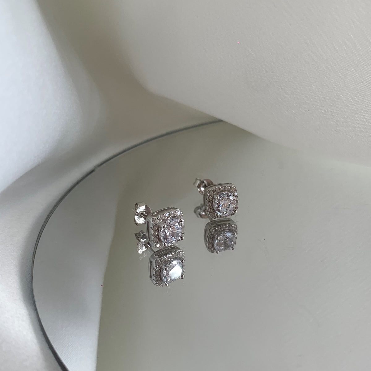 [Am jewelry]Classic Round Center Stone Stud Earrings