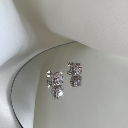 [Am jewelry]Classic Round Center Stone Stud Earrings