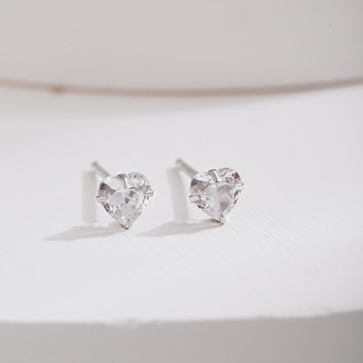 [Am jewelry]Sparkling Heart Shaped Simple Earrings