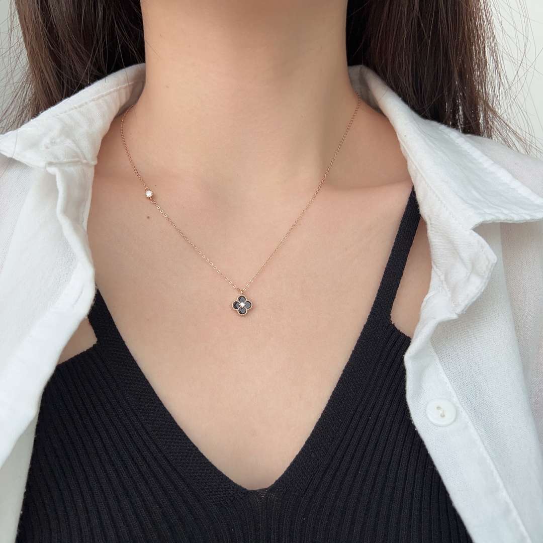[Am jewelry]Delicate Flower Shape Necklace