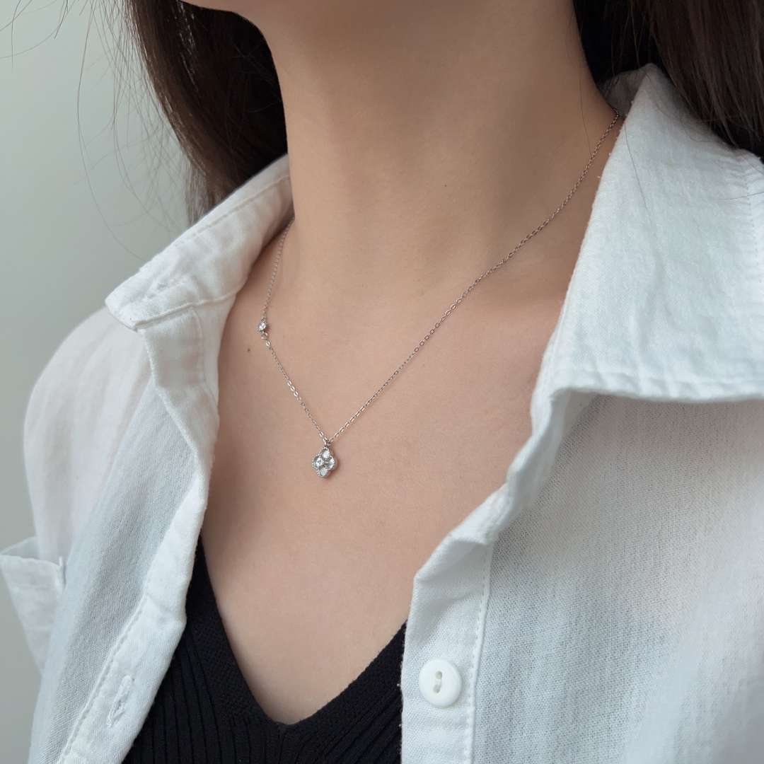 [Am jewelry]Delicate Flower Shape Necklace