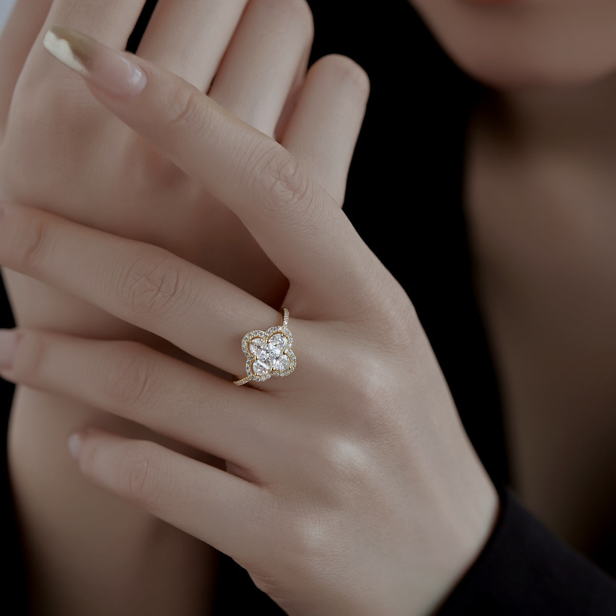 [Am jewelry]Luxurious Eternity Flower Shape Banquet Ring