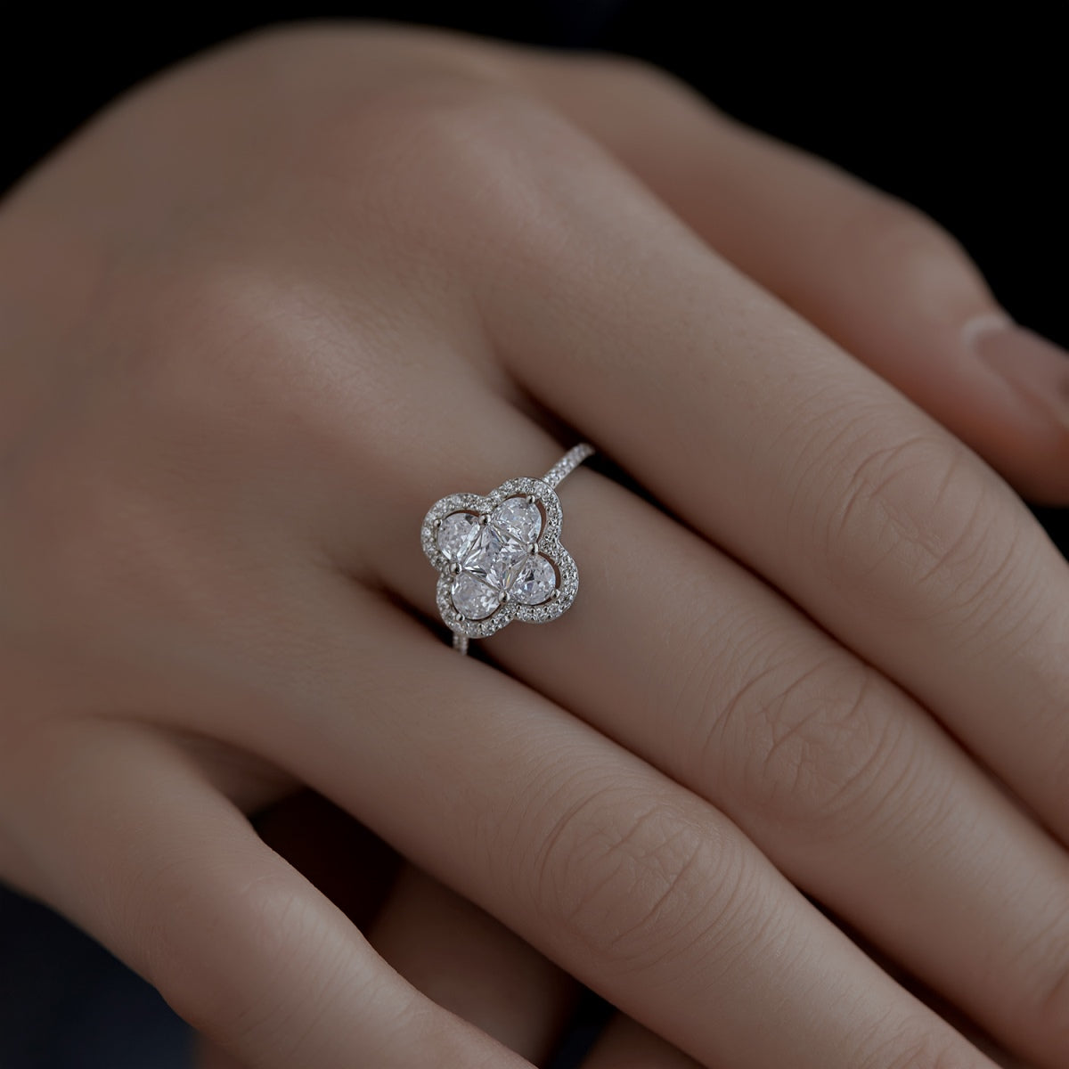 [Am jewelry]Luxurious Eternity Flower Shape Banquet Ring