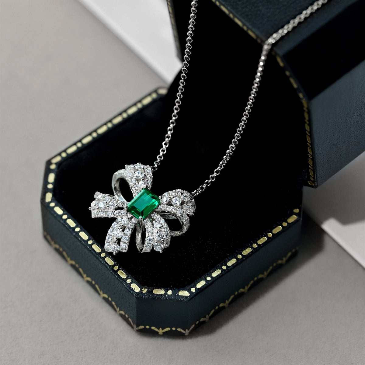 [Am jewelry]Luxurious Flower Shape Emerald Cut Necklace