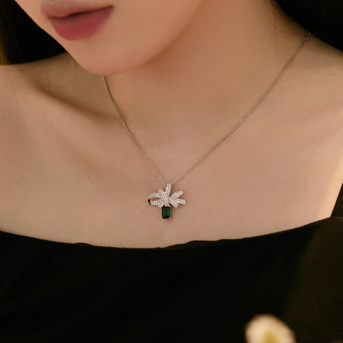 [Am jewelry]Luxurious Flower Shape Emerald Cut Necklace