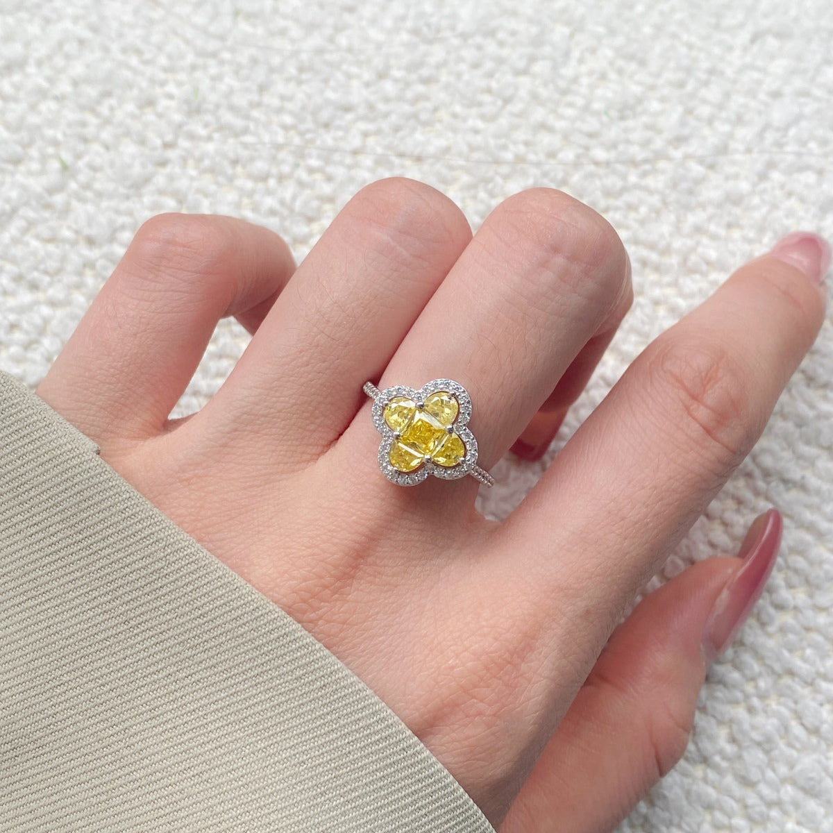 [Am jewelry]Luxurious Eternity Flower Shape Banquet Ring