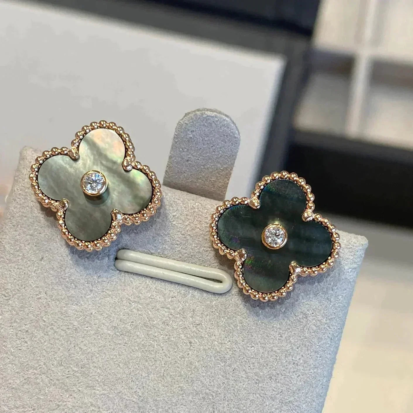[Am jewelry]CLOVER MEDIUM 1 MOTIFS GRAY MOP  DIAMOND EARRINGS