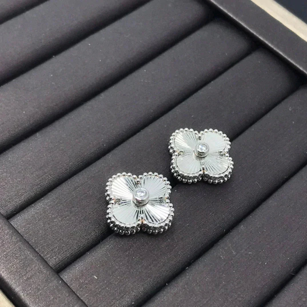 [Am jewelry]CLOVER MINI 9.5MM LASER EARRINGS
