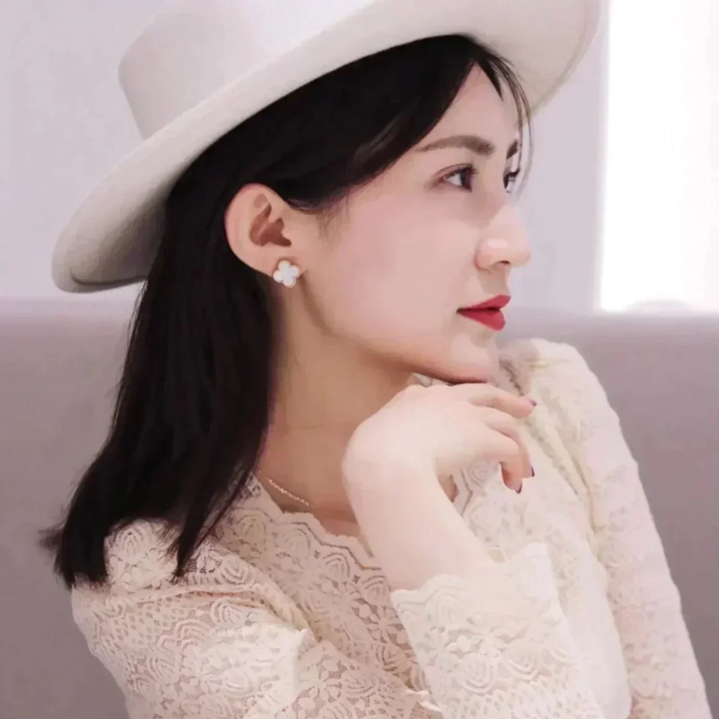[Am jewelry]CLOVER MEDIUM 1 MOTIFS  WHITE MOP STUD EARRINGS