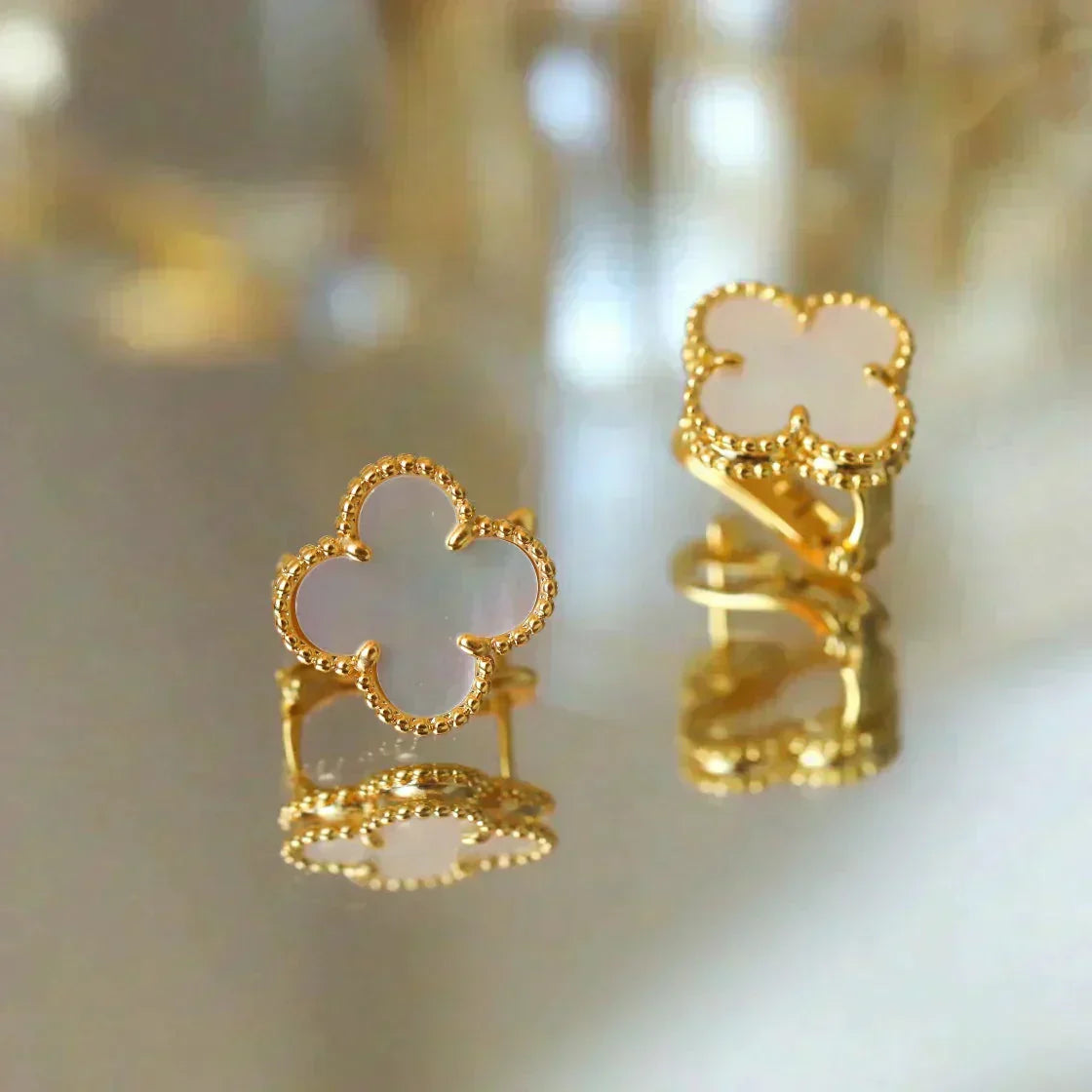 [Am jewelry]CLOVER MEDIUM 1 MOTIFS  WHITE MOP STUD EARRINGS