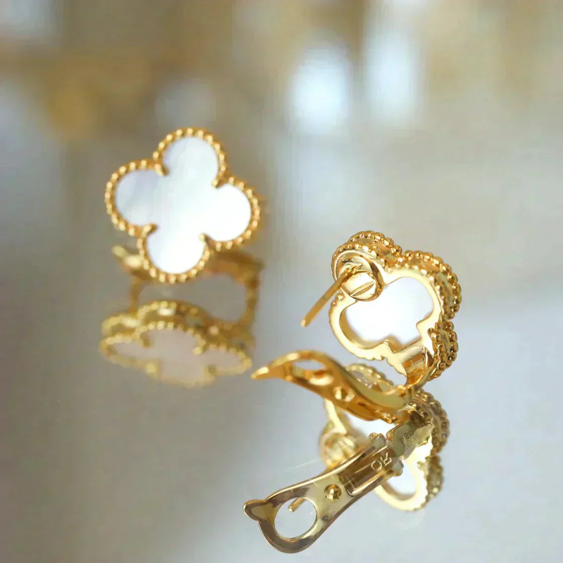 [Am jewelry]CLOVER MEDIUM 1 MOTIFS  WHITE MOP STUD EARRINGS