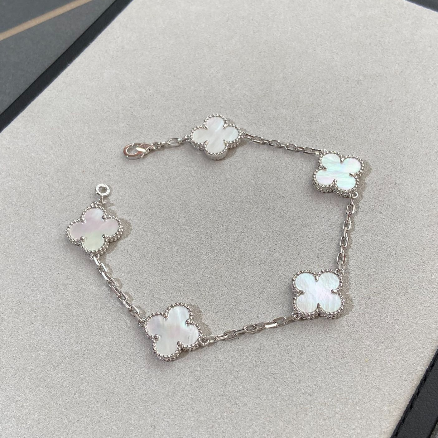 [Am jewelry]CLOVER WHITE PEARL MOP 5 MOTIF BRACELET COLLECTION