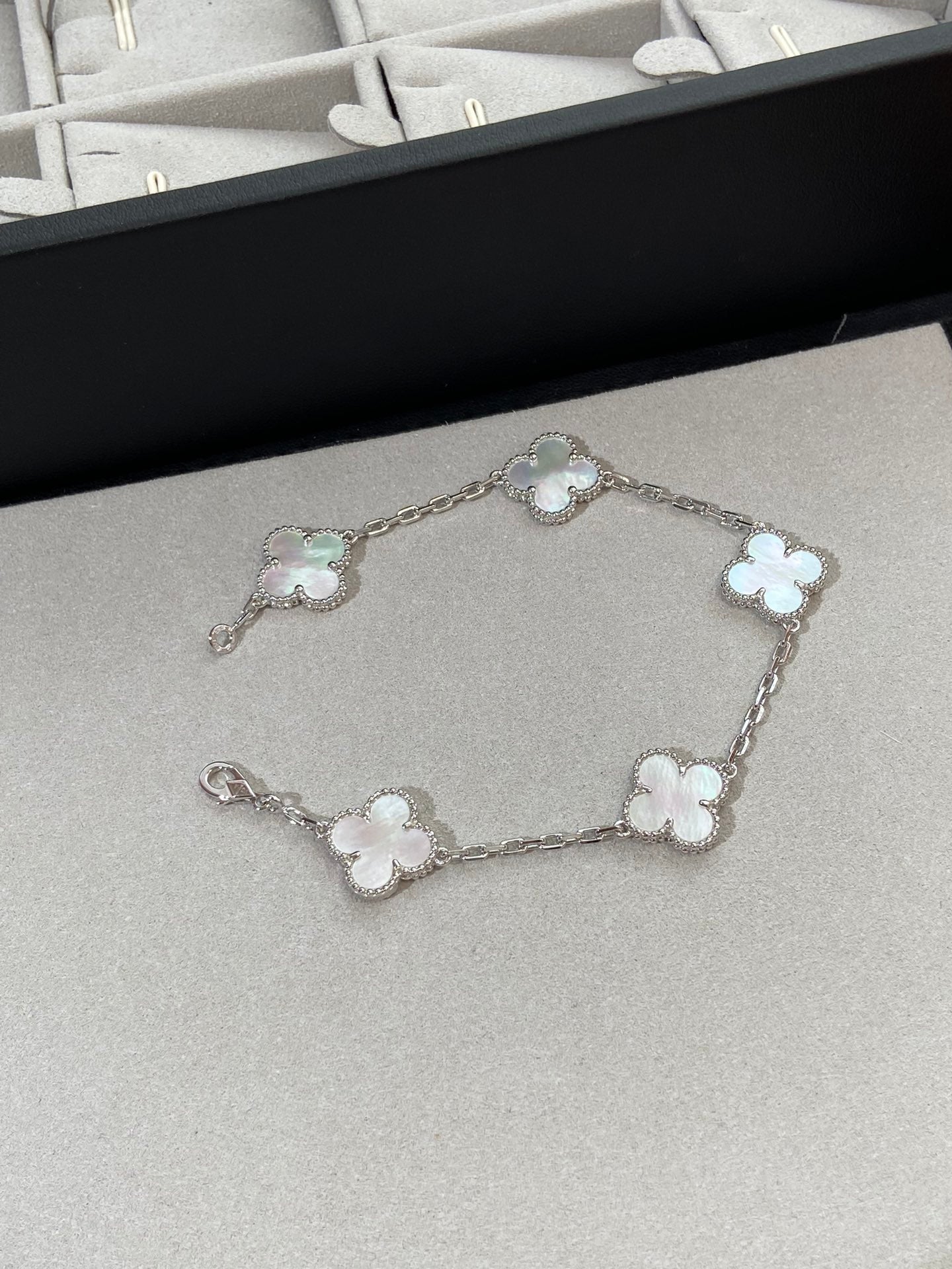 [Am jewelry]CLOVER WHITE PEARL MOP 5 MOTIF BRACELET COLLECTION