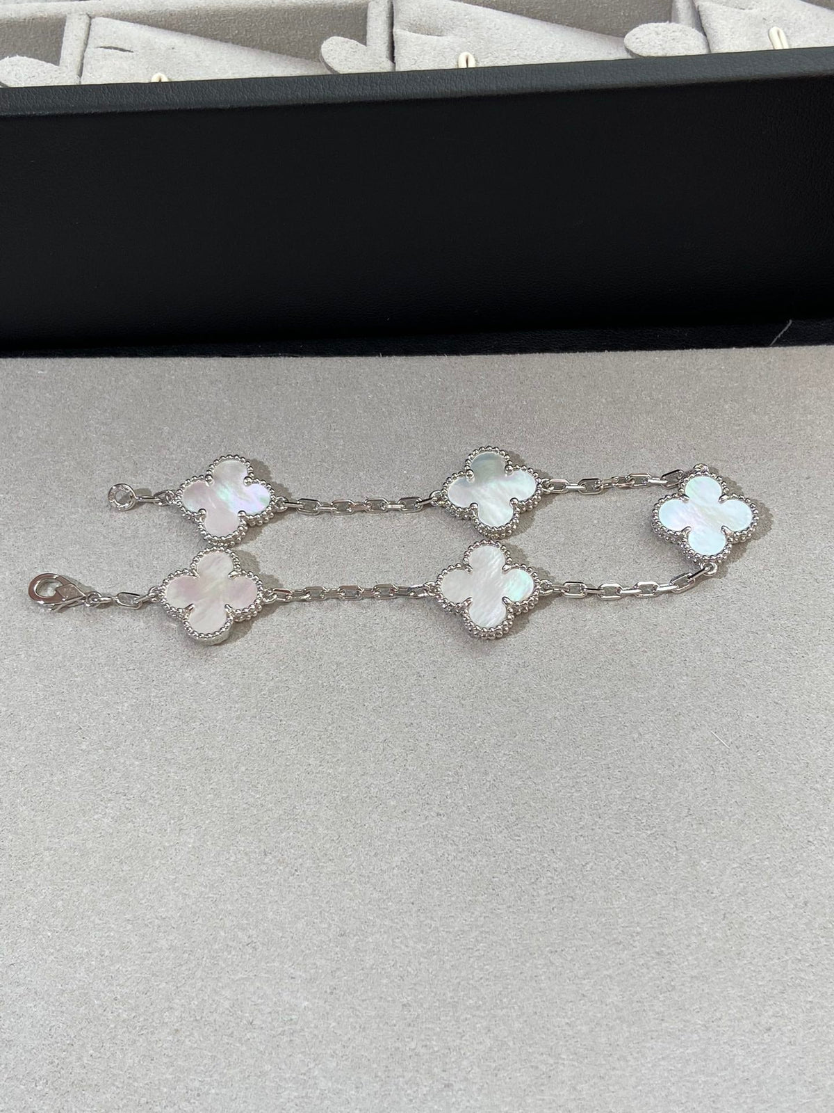[AM Jewels]CLOVER WHITE PEARL MOP 5 MOTIF BRACELET COLLECTION