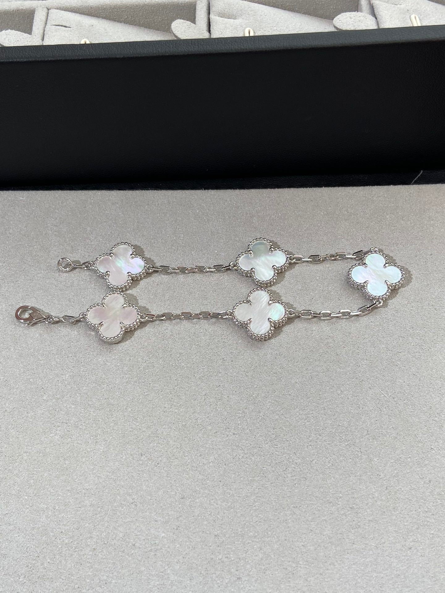[Am jewelry]CLOVER WHITE PEARL MOP 5 MOTIF BRACELET COLLECTION