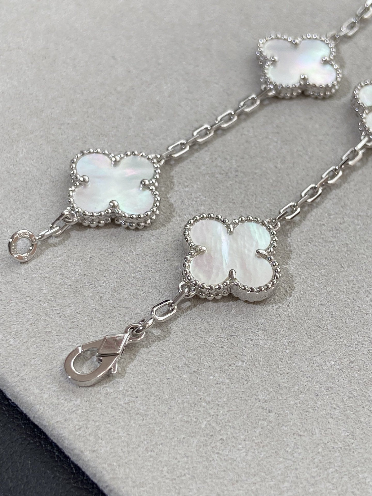 [AM Jewels]CLOVER WHITE PEARL MOP 5 MOTIF BRACELET COLLECTION