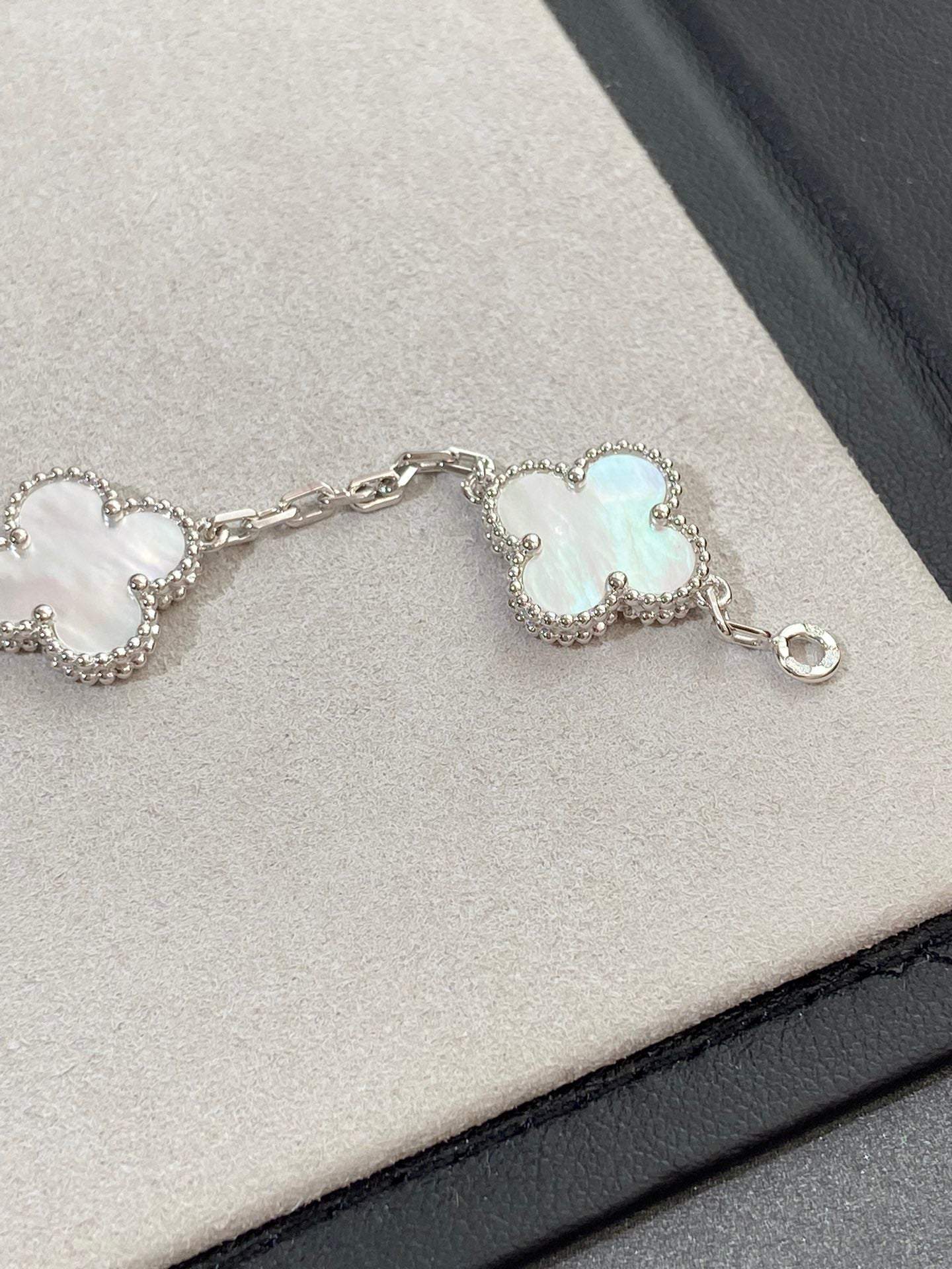 [Am jewelry]CLOVER WHITE PEARL MOP 5 MOTIF BRACELET COLLECTION