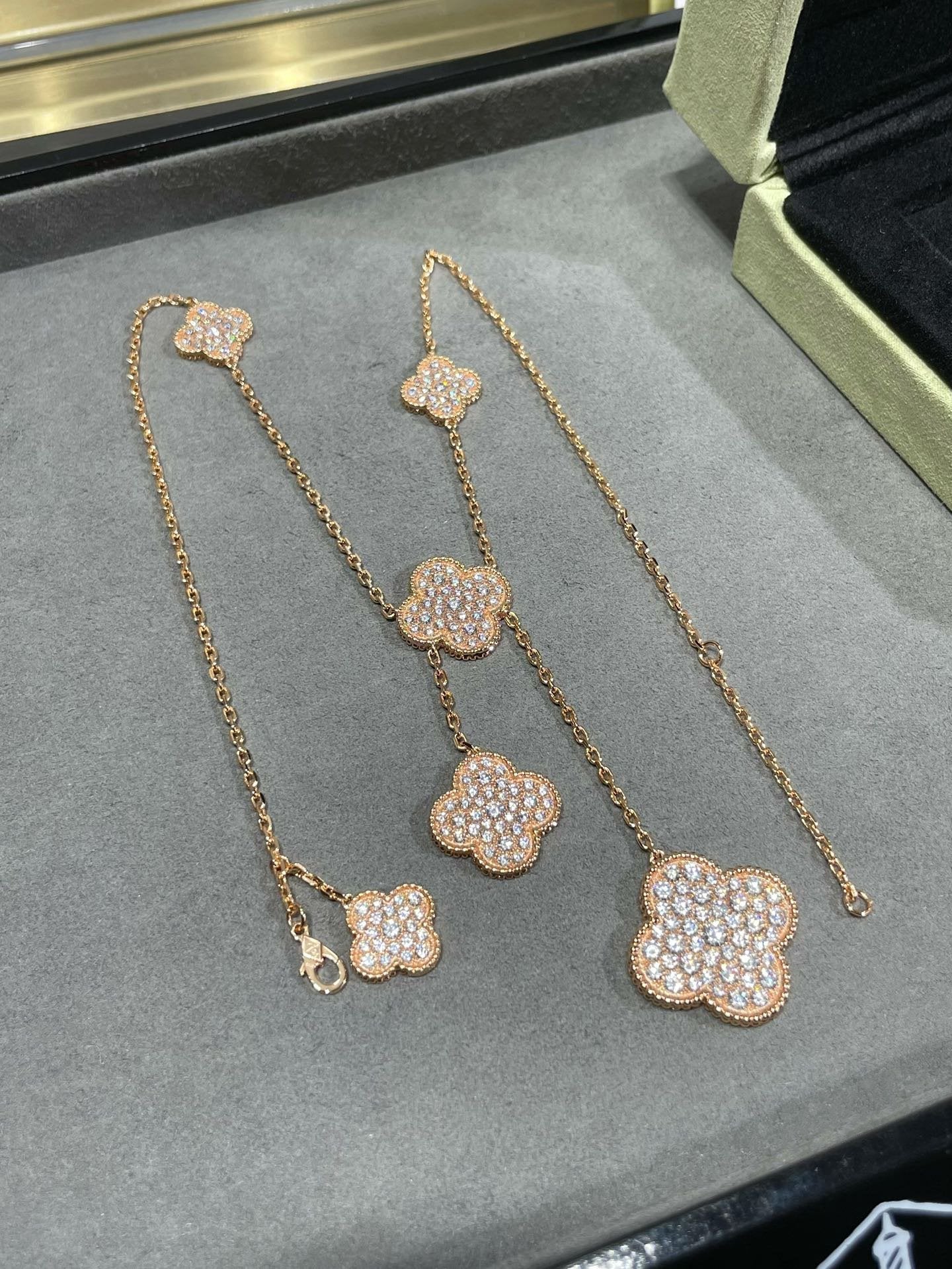 [Am jewelry]CLOVER 6 MOTIF DIAMOND PAVED NECKLACE