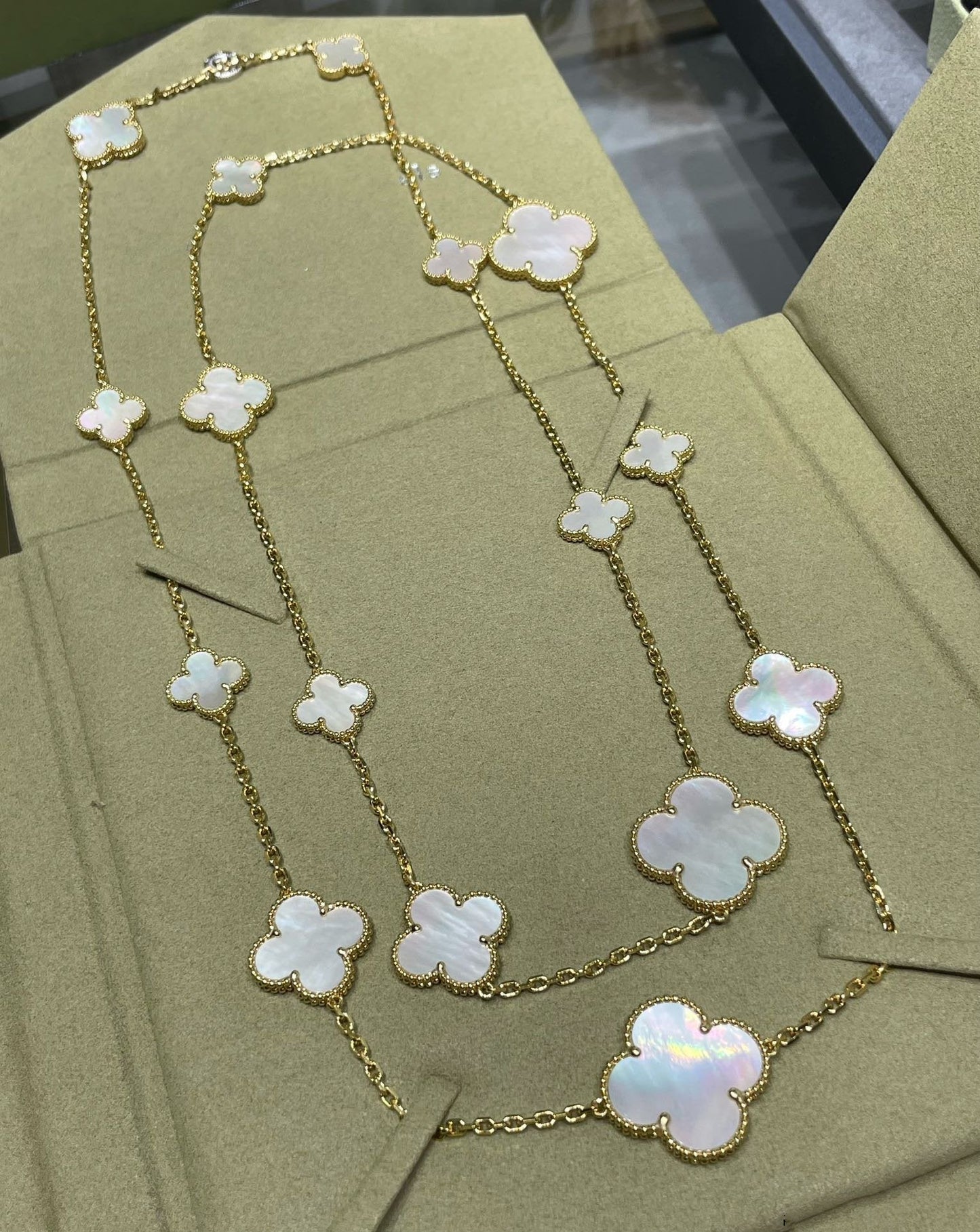 [Am jewelry]CLOVER 16 MOTIF WHITE MOP GOLD NECKLACE