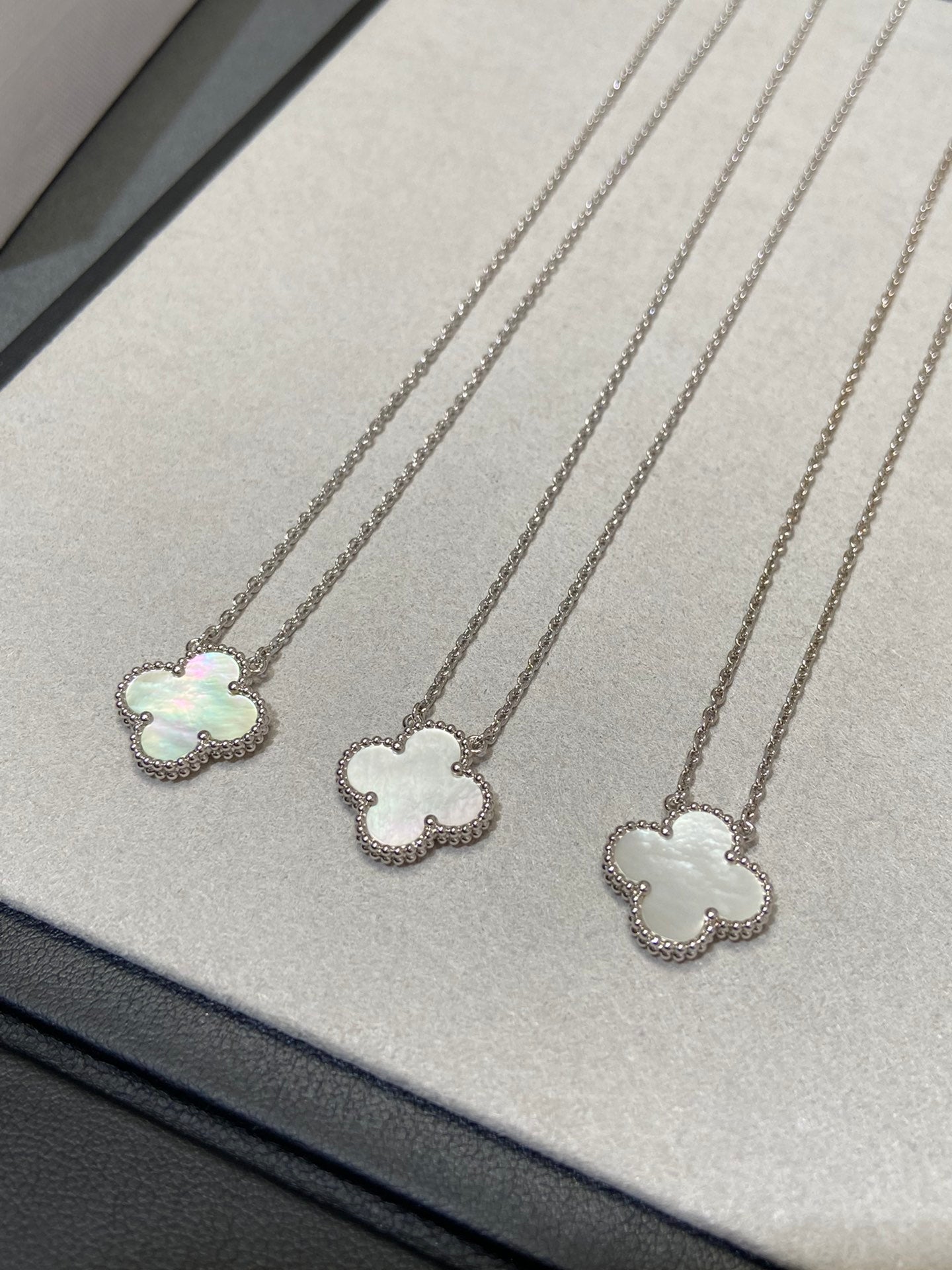 [Am jewelry]CLOVER MEDIUM SILVER WHITE MOP NECKLACE