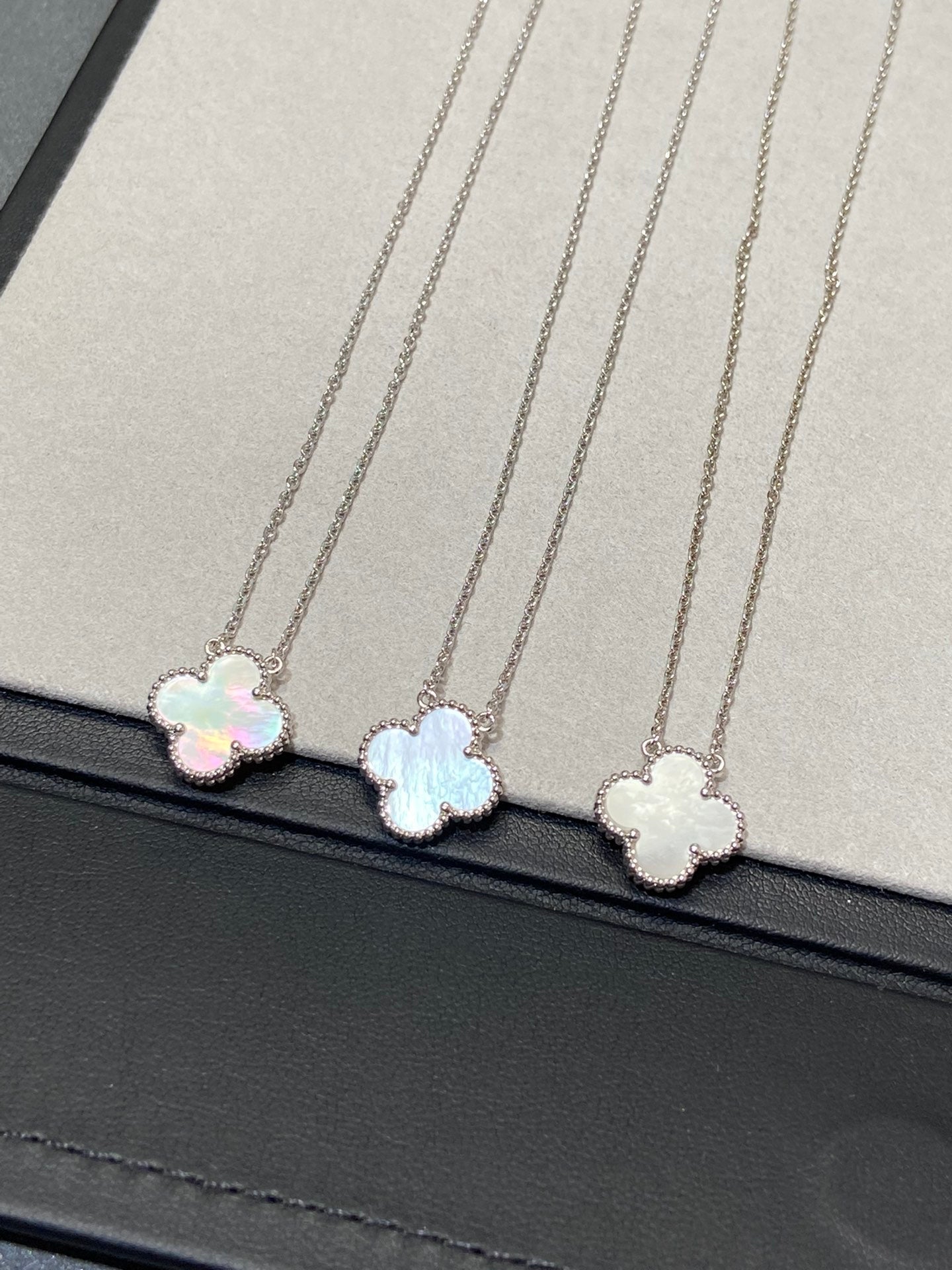 [Am jewelry]CLOVER MEDIUM SILVER WHITE MOP NECKLACE