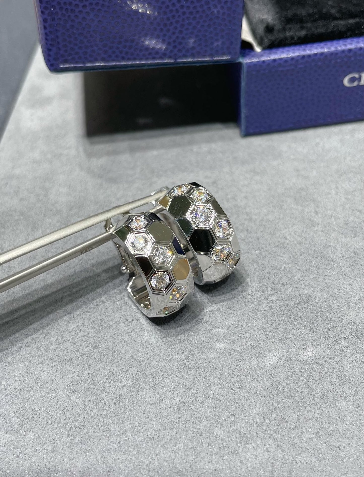 [Am jewelry]BEE LOVE DIAMOND HOOP EARRINGS