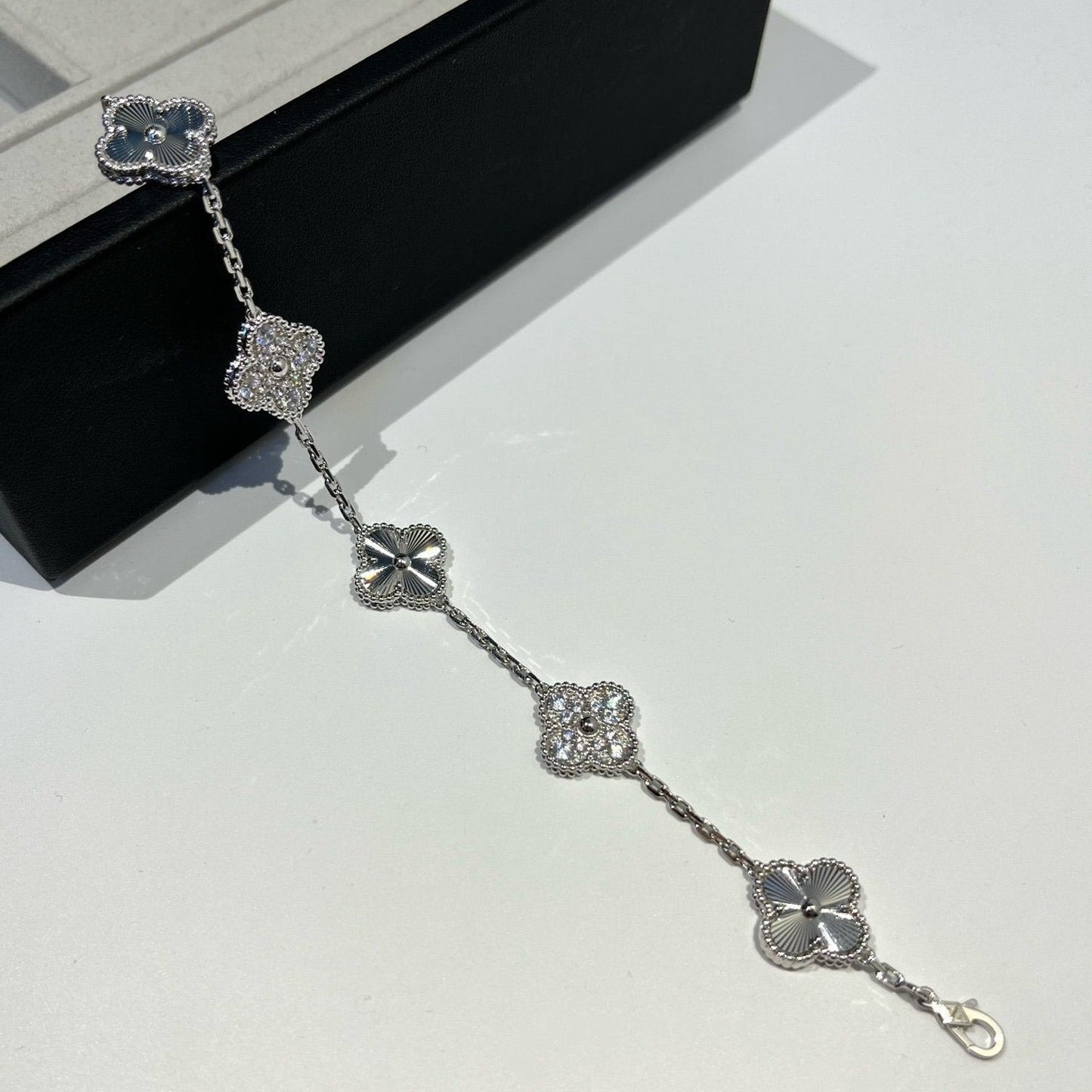 [Am jewelry] CLOVER 5 MOTIF LASER BRACELET COLLECTION