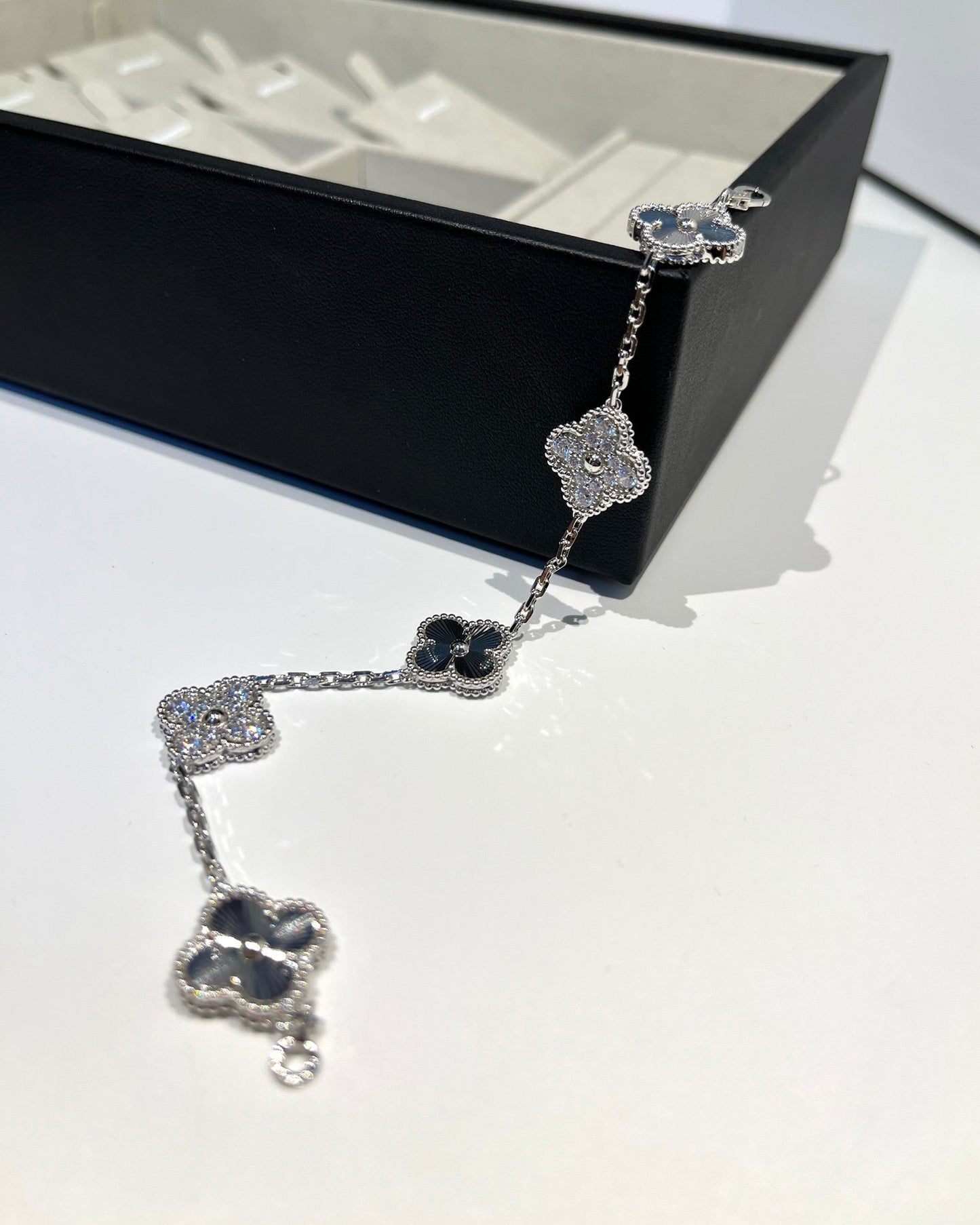 [Am jewelry] CLOVER 5 MOTIF LASER BRACELET COLLECTION