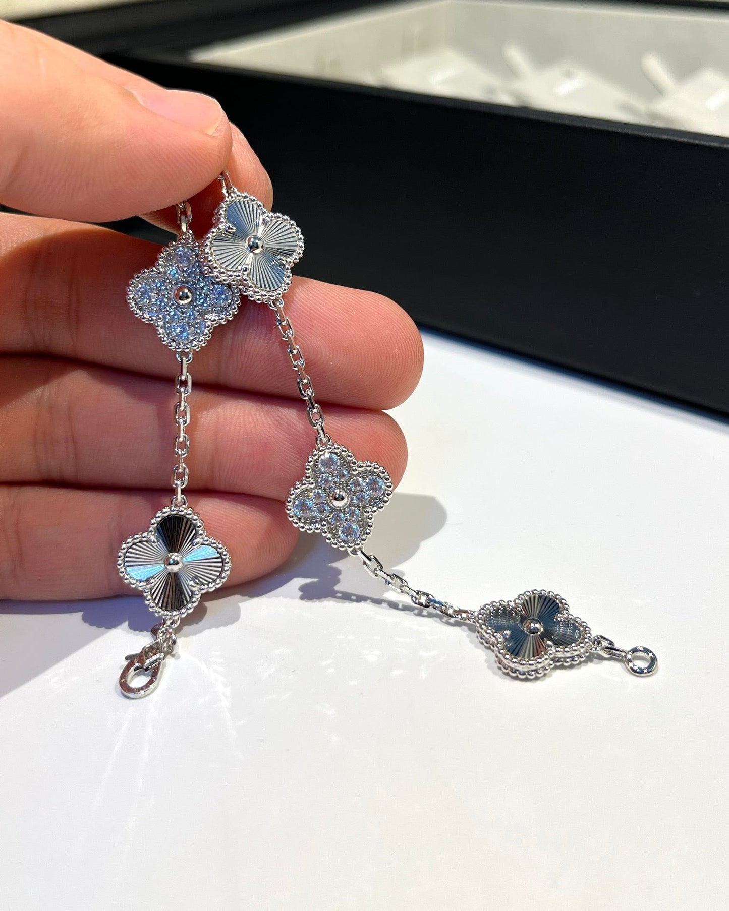 [Am jewelry] CLOVER 5 MOTIF LASER BRACELET COLLECTION