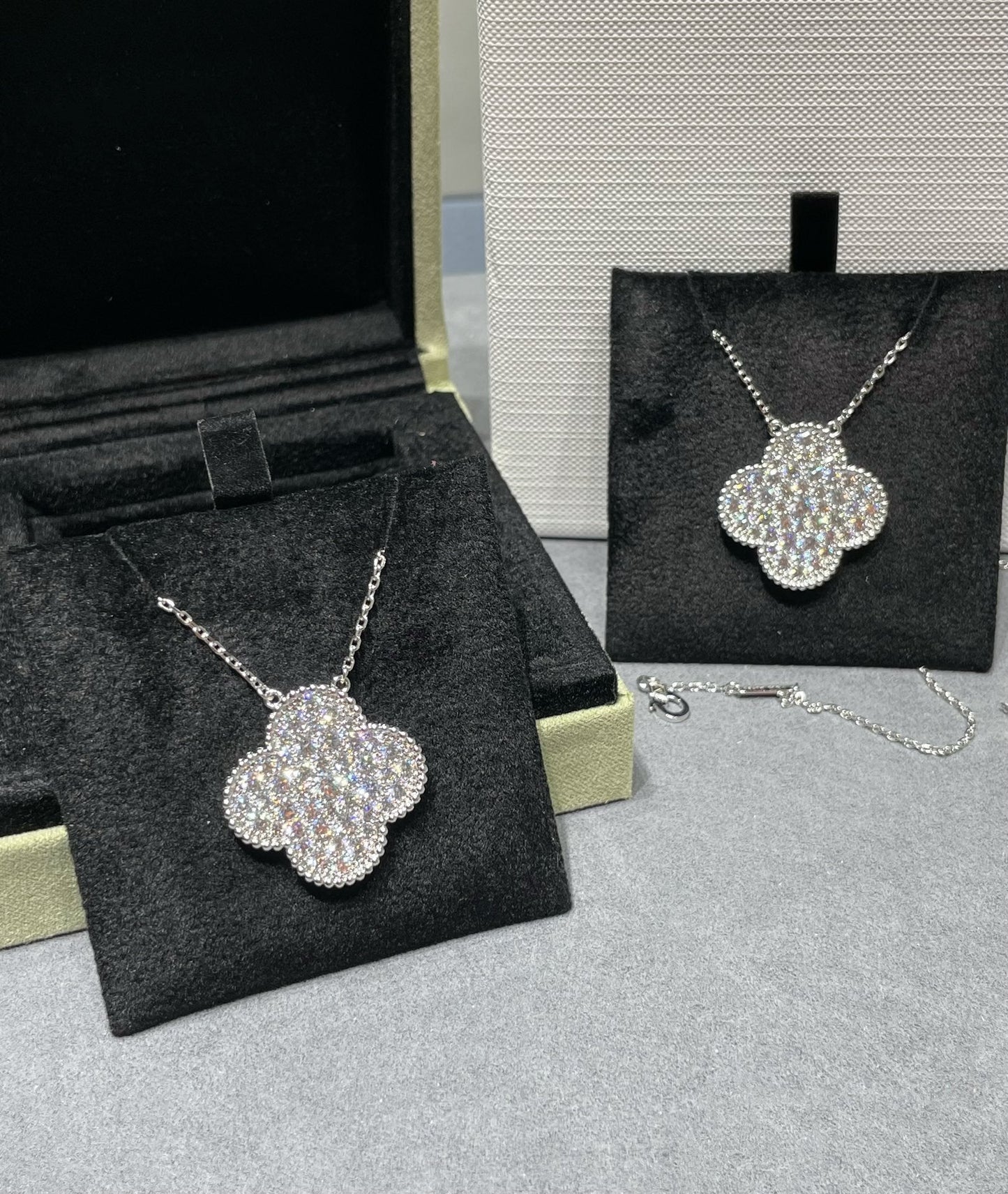 [Am jewelry]CLOVER 25MM LARGE PENDANT DIAMOND PAVED SILVER NECKLACE