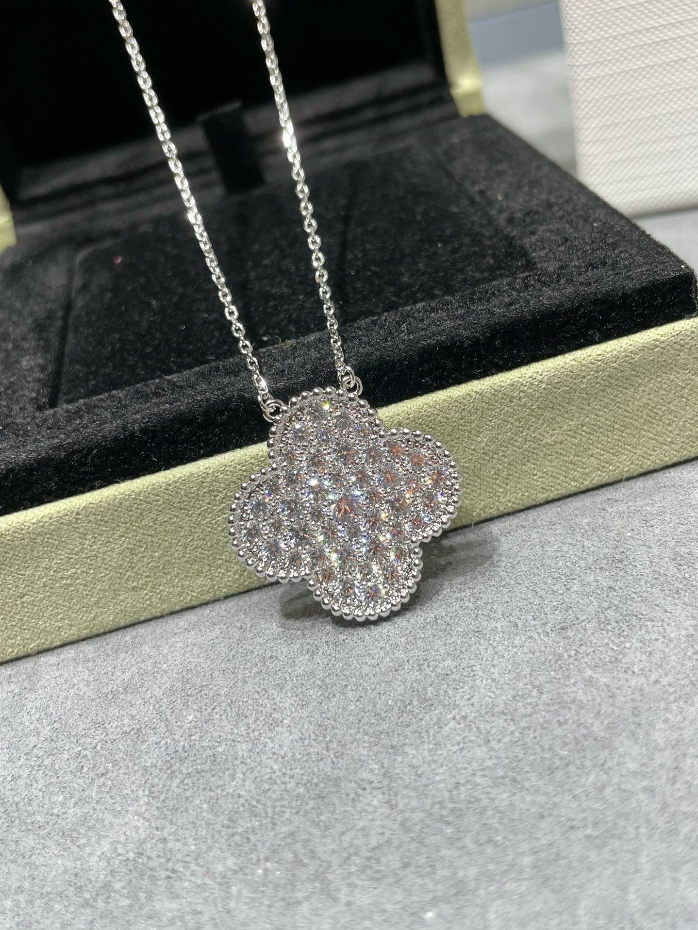 [Am jewelry]CLOVER 25MM LARGE PENDANT DIAMOND PAVED SILVER NECKLACE
