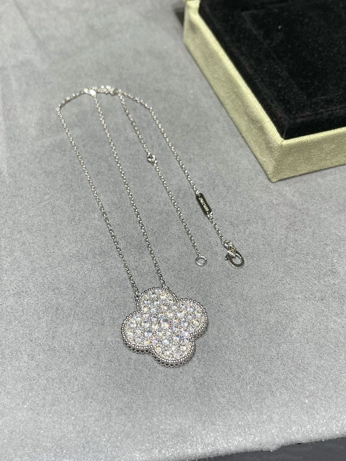 [Am jewelry]CLOVER 25MM LARGE PENDANT DIAMOND PAVED SILVER NECKLACE