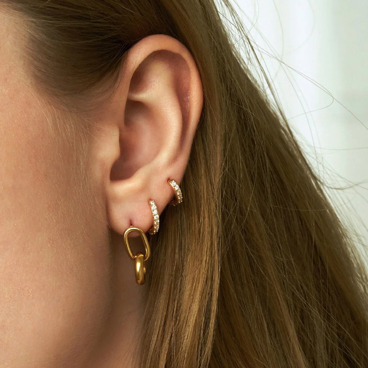 [AM Jewels]Alexandria Huggie Earrings