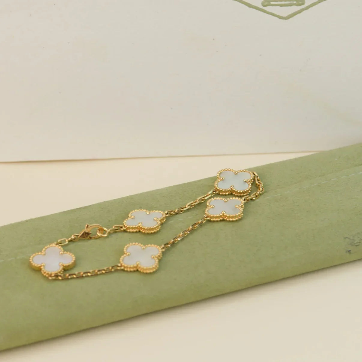 [Am jewelry]CLOVER WHITE PEARL MOP 5 MOTIF BRACELET COLLECTION