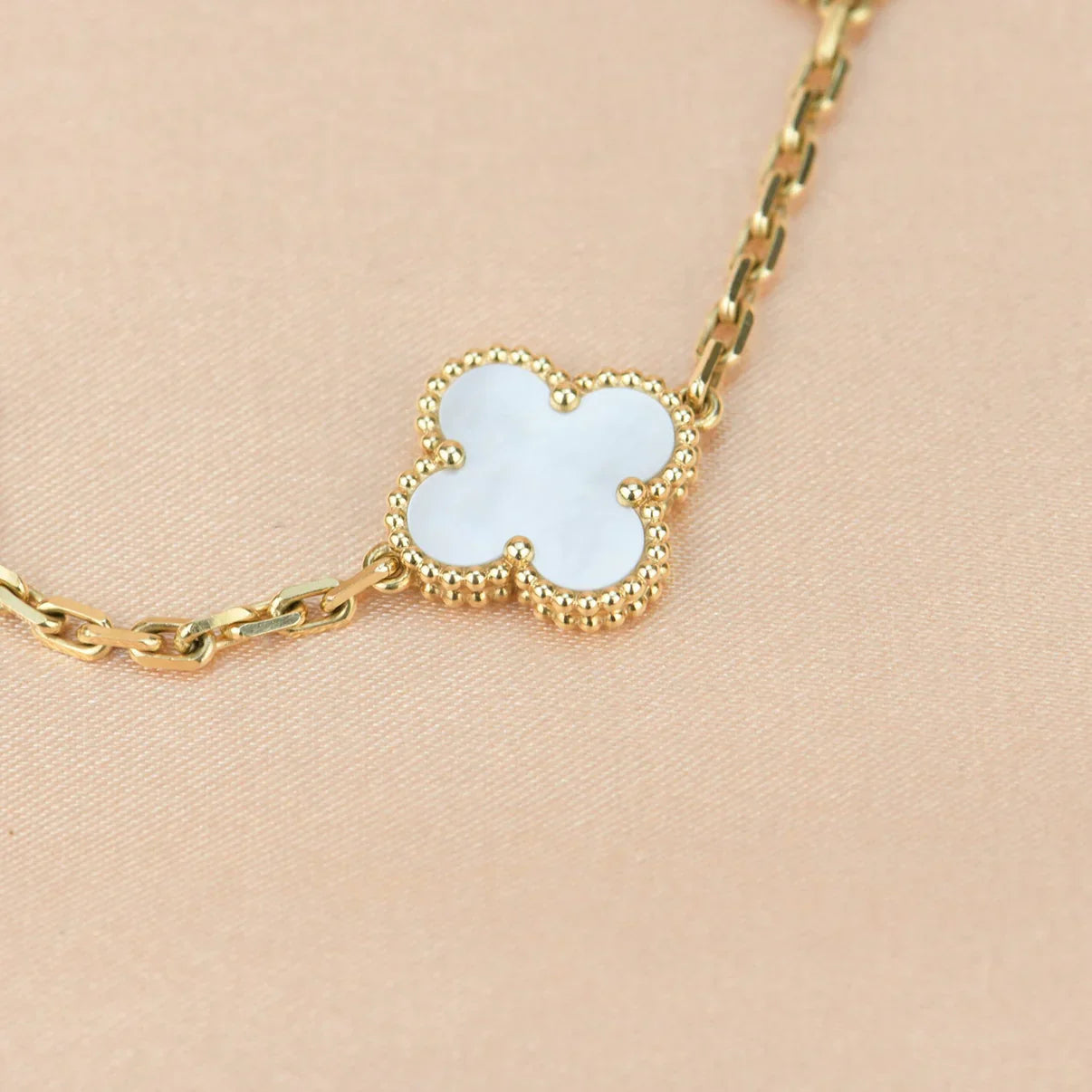 [Am jewelry]CLOVER WHITE PEARL MOP 5 MOTIF BRACELET COLLECTION