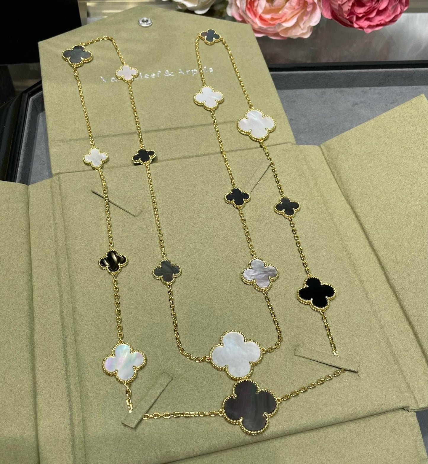 [Am jewelry]CLOVER 16 MOTIF CHALCEDONY MOP Gold NECKLACE