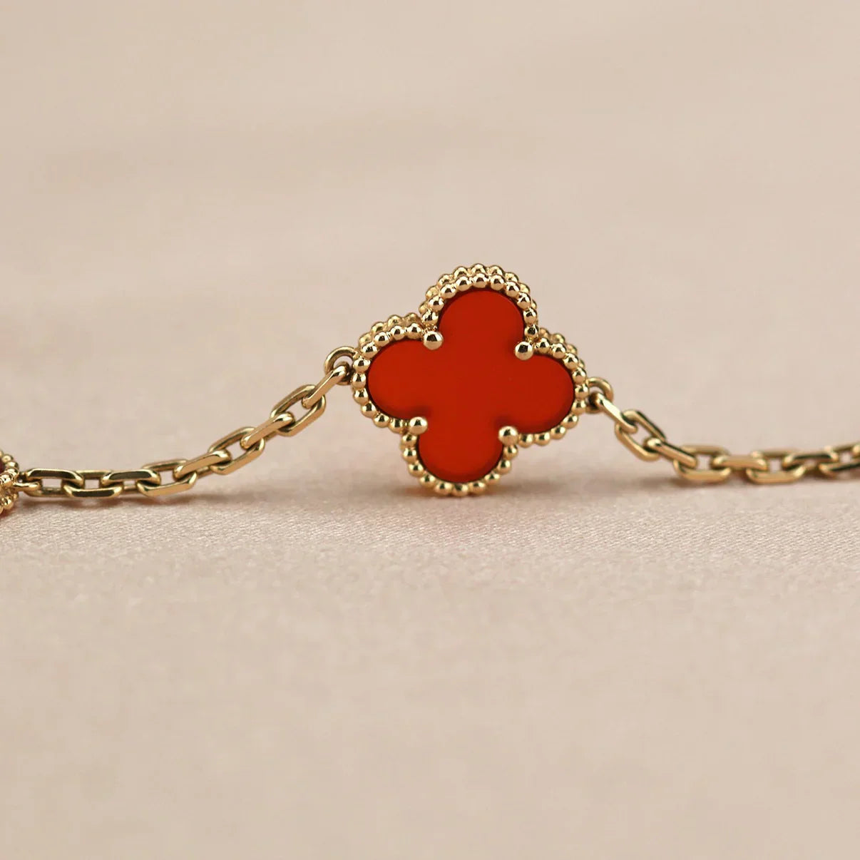 [Am jewelry] CLOVER 5 MOTIF RED CORNELIAN BRACELET COLLECTION
