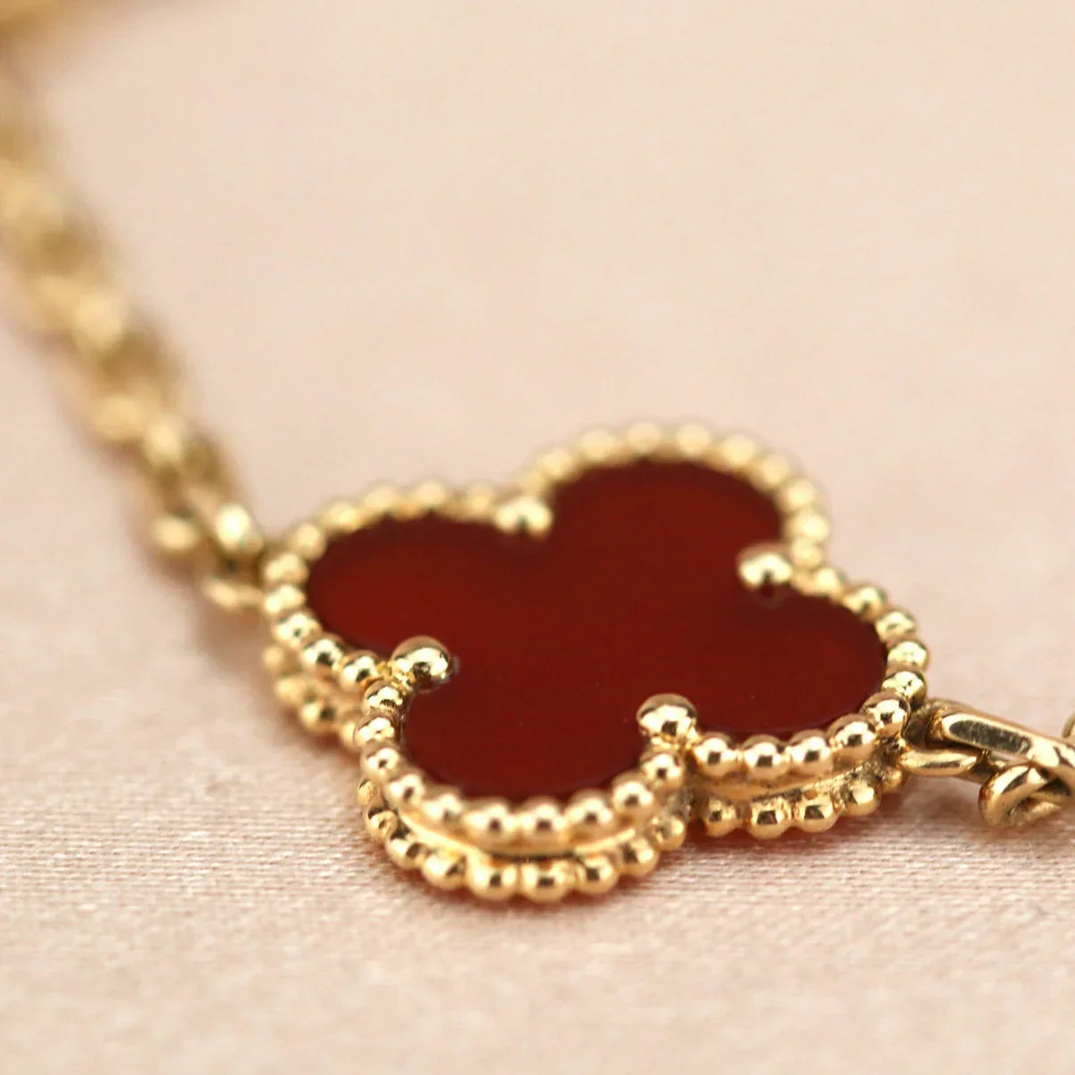 [Am jewelry] CLOVER 5 MOTIF RED CORNELIAN BRACELET COLLECTION