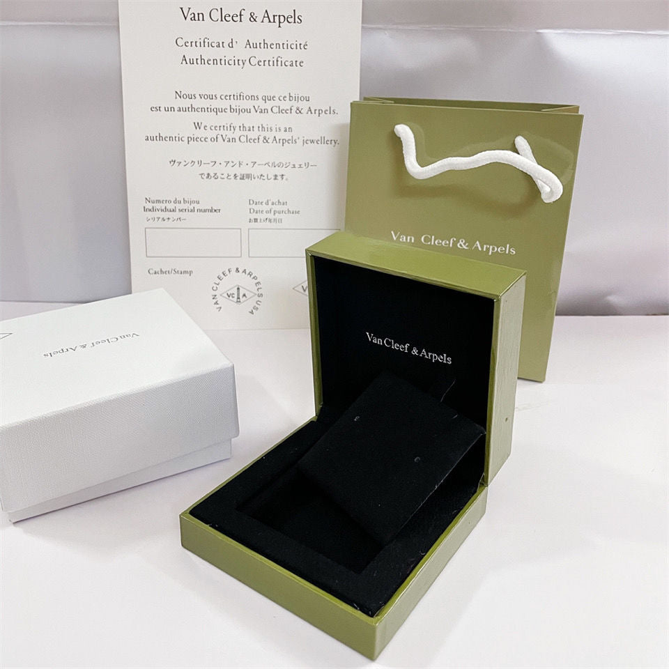 [Am jewelry]VA CLOVER BRACELET NECKLACE RING BOX GIFT BAG