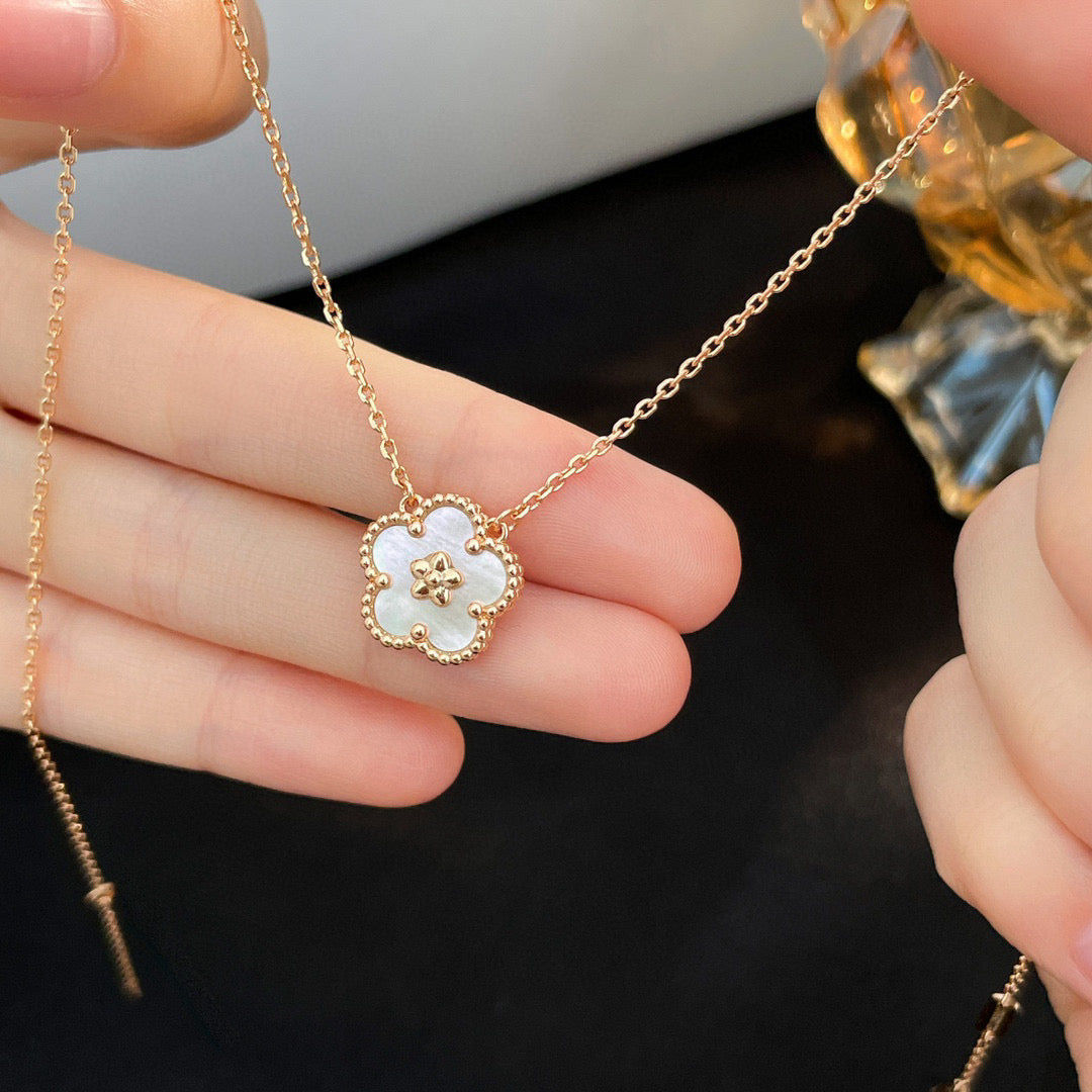 [Am jewelry]LUCKY  WHITE MOP  PLUM BLOSSOM NECKLACE