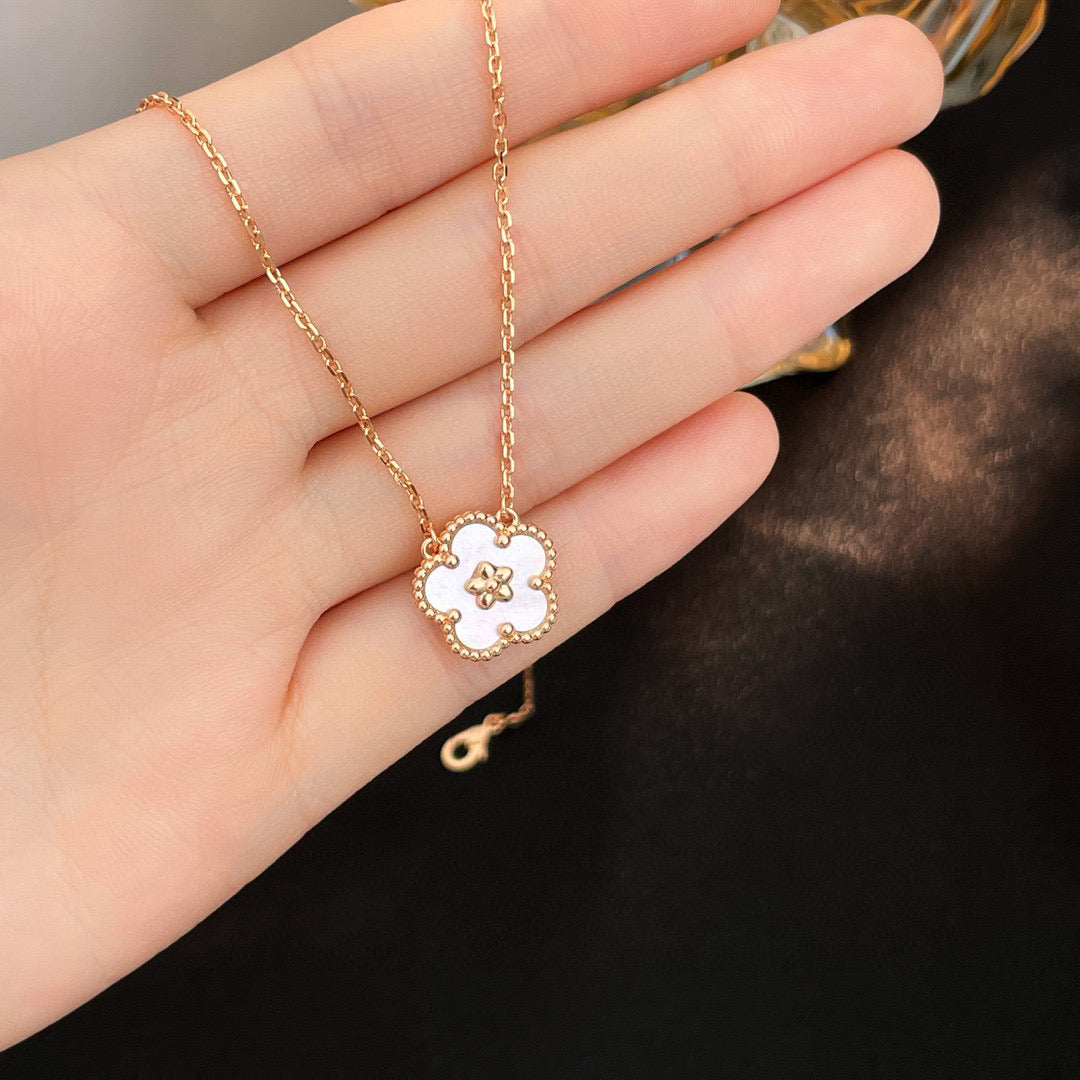 [Am jewelry]LUCKY  WHITE MOP  PLUM BLOSSOM NECKLACE